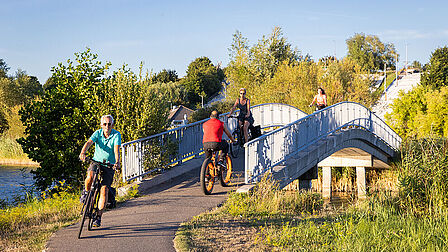 Mensen fietsen over een brug