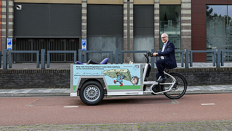Wethouder John van Engelen lanceert de gratis elektrische bakfiets voor het wegbrengen van grofvuil.
